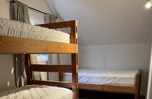 Madawaska Valley Cabaña | SUMMERSWIND COTTAGE on calm Wadsworth Lake!