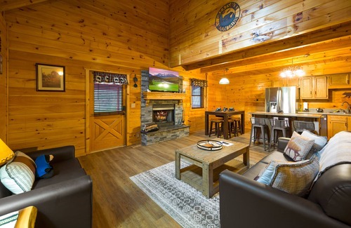 Sevierville Cabina | SummerTime is Here! Secluded Log Cabin-NEW Hot Tub-Wrap Around Porch
