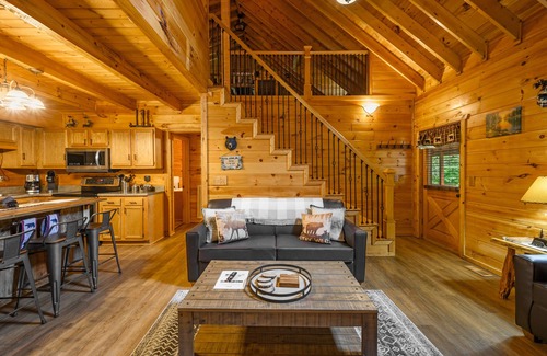 Sevierville Cabina | SummerTime is Here! Secluded Log Cabin-NEW Hot Tub-Wrap Around Porch