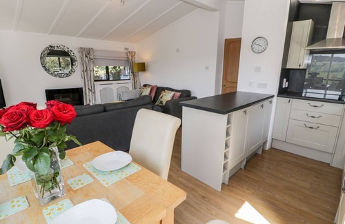 Rhyd-y-foel Cabaña | SUMMERTIME LODGE, family friendly, with a garden in Rhyd-Y-Foel