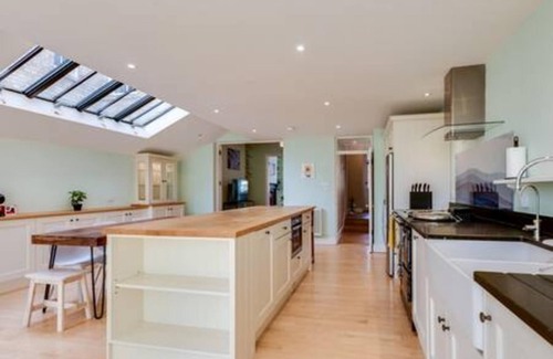 Summertown Casa | Summertown 4-BR Family Home - Bright & Spacious