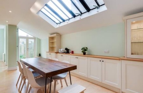 Summertown Casa | Summertown 4-BR Family Home - Bright & Spacious