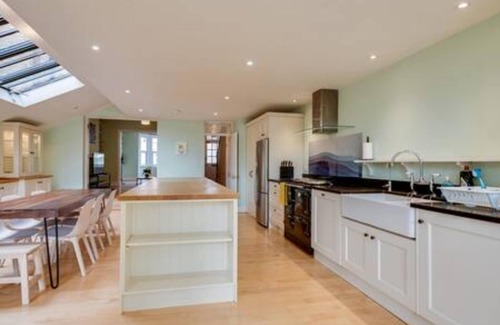 Summertown Casa | Summertown 4-BR Family Home - Bright & Spacious