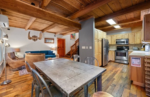 Guerneville Cabina | Summerwood ~ Charming, Hot Tub, Family-Friendly Cabin! Walk to Town!