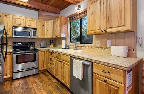 Guerneville Cabina | Summerwood ~ Charming, Hot Tub, Family-Friendly Cabin! Walk to Town!