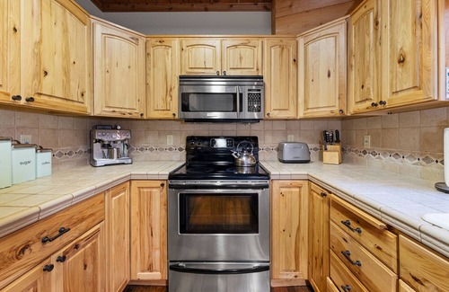 Guerneville Cabina | Summerwood ~ Charming, Hot Tub, Family-Friendly Cabin! Walk to Town!