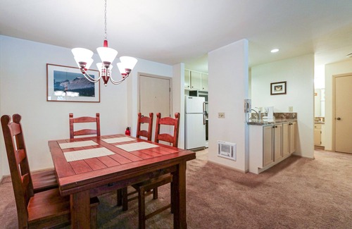 Mammoth Lakes Apartamento | Summit 211 Spacious and Clean, Private Balcony, On Free Shuttle Route by RedAwning