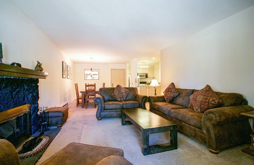 Mammoth Lakes Apartamento | Summit 211 Spacious and Clean, Private Balcony, On Free Shuttle Route by RedAwning