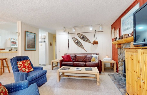 Mammoth Lakes Condominio | Summit 237 Pet-Friendly, Rustic, On Free Shuttle Route by RedAwning