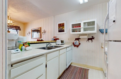 Mammoth Lakes Condominio | Summit 237 Pet-Friendly, Rustic, On Free Shuttle Route by RedAwning