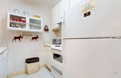 Mammoth Lakes Condominio | Summit 237 Pet-Friendly, Rustic, On Free Shuttle Route by RedAwning