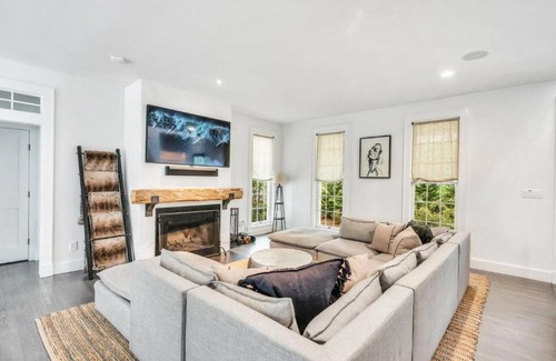 East Hampton Casa | Summit Harborside Spectacular