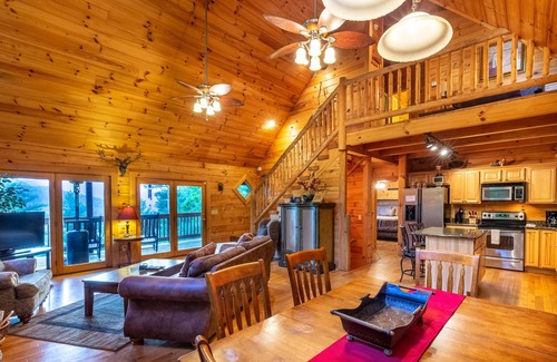 Sylva Cabina | Summit Lodge - Smoky Mtn Views, Central Location, Hot Tub & Ping Pong!