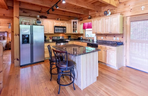 Sylva Cabina | Summit Lodge - Smoky Mtn Views, Central Location, Hot Tub & Ping Pong!