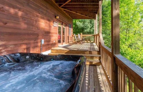 Sylva Cabina | Summit Lodge - Smoky Mtn Views, Central Location, Hot Tub & Ping Pong!
