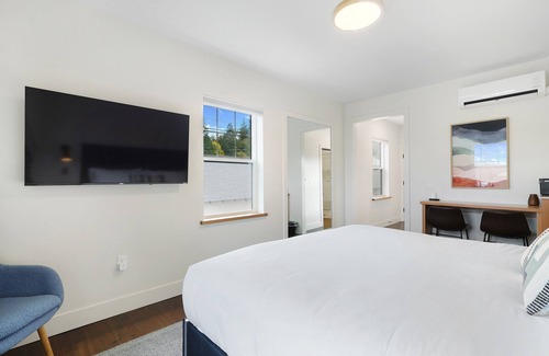 Mount Shasta Hotel | Summit Lofts, View of Mt Shasta, King Bed, #205