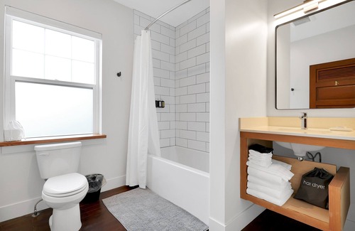 Mount Shasta Hotel | Summit Lofts, View Mt Shasta, King Bed, #204