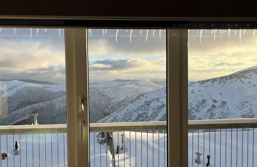 Hotham Heights Apartamento | Summit Views, car park, luxury accommodation for 5 in central, ski out location