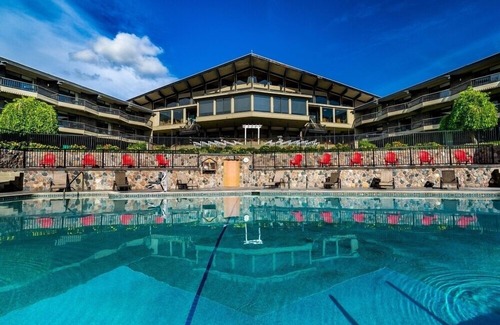 Bellaire Condominio | Summit Village condo short walk to Lakeview Hotel pool, tubing hill & Shantytown