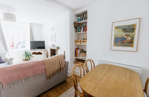 Newland Near Ulverston Casa | SUN COTTAGE - Cosy Cottage in Ulverston with a log burner in Ulverston, Cumbria