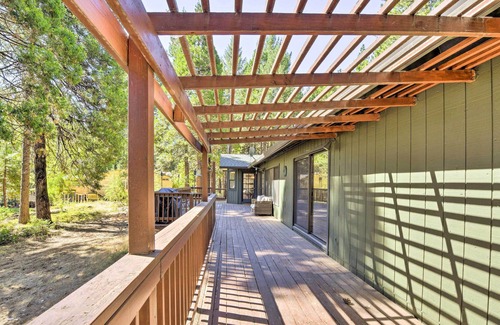 Pollock Pines Cabina | Sun-Dappled Cabin w/ Deck, Fire Pit & Kayaks!