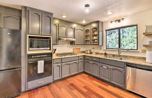 Pollock Pines Cabina | Sun-Dappled Cabin w/ Deck, Fire Pit & Kayaks!