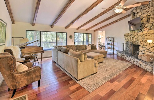 Pollock Pines Cabina | Sun-Dappled Cabin w/ Deck, Fire Pit & Kayaks!