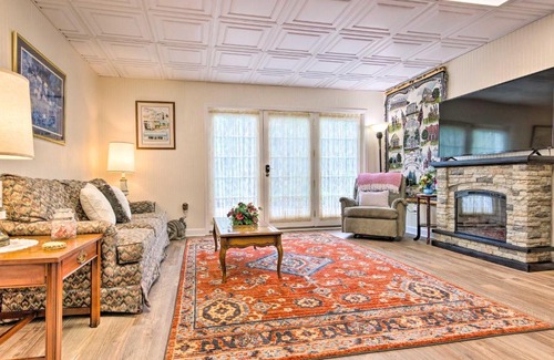 Lenoir Apartamento | Sun-Dappled Lenoir Abode with Patio and Yard!