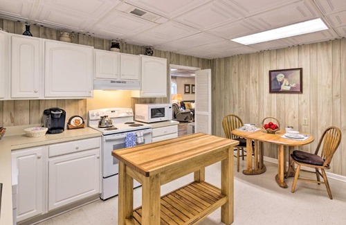 Lenoir Apartamento | Sun-Dappled Lenoir Abode with Patio and Yard!