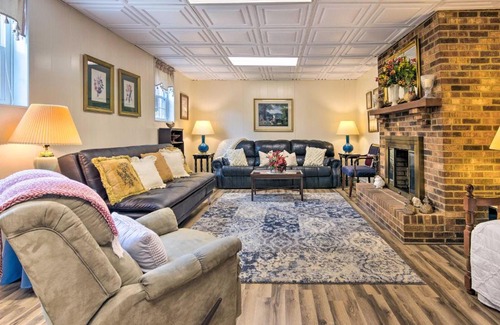 Lenoir Apartamento | Sun-Dappled Lenoir Abode with Patio and Yard!