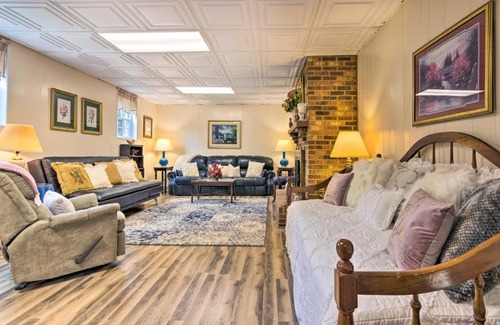 Lenoir Apartamento | Sun-Dappled Lenoir Abode with Patio and Yard!