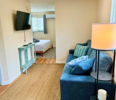 Indian Rocks Beach Apartamento | Sun-Drenched 1BR Apt - 5min walk to Beach