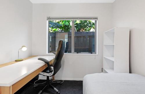 Auckland Casa | Sun Drenched Comfort close to City Center - 4BR 2BA
