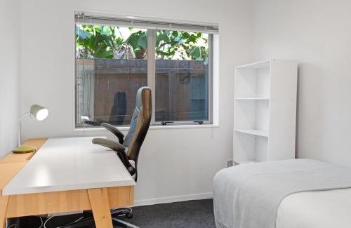 Auckland Casa | Sun Drenched Comfort close to City Center - 4BR 2BA