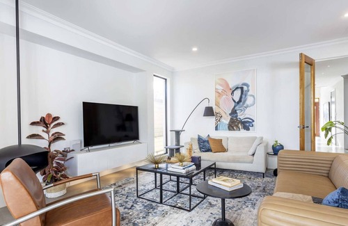 Mount Claremont Casa | Sun drenched new house in tranquil St Johns Wood Estate. Free WIFI & Parking
