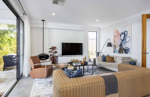 Mount Claremont Casa | Sun drenched new house in tranquil St Johns Wood Estate. Free WIFI & Parking