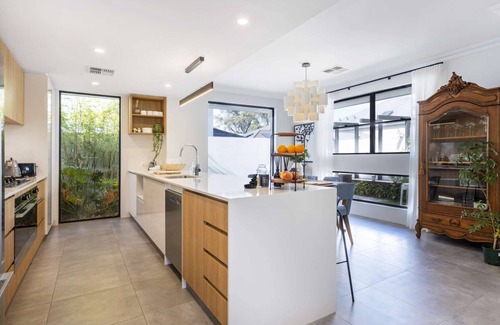Mount Claremont Casa | Sun drenched new house in tranquil St Johns Wood Estate. Free WIFI & Parking