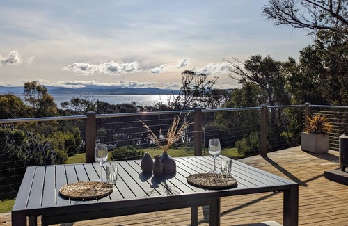 Alonnah Casa | Sun-drenched with spectacular views. Central location for exploring Bruny.