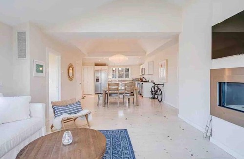 Hamptons Casa | Sun filled 2-bedroom steps away from the beach