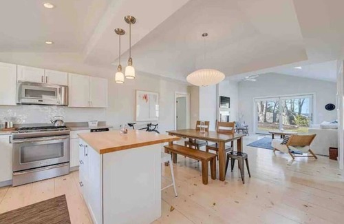 Hamptons Casa | Sun filled 2-bedroom steps away from the beach