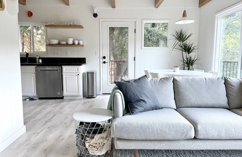 Crestline Cabina | Sun-Filled Modern Mountain Cabin