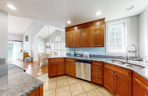 Ocean Pines Casa | Sun-filled retreat near beaches w/pool access golf, fireplace, W/D, & sunroom