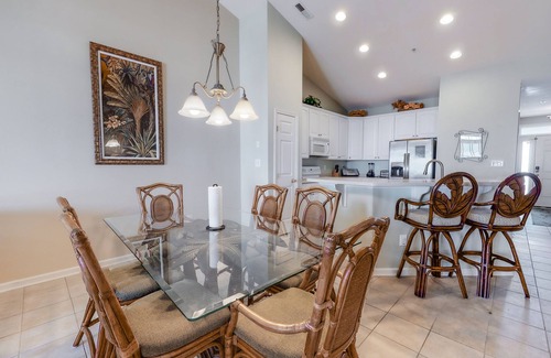 Sunset Island Condominio | Sun-kissed Bayside condo with pool & WiFi