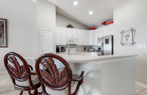 Sunset Island Condominio | Sun-kissed Bayside condo with pool & WiFi