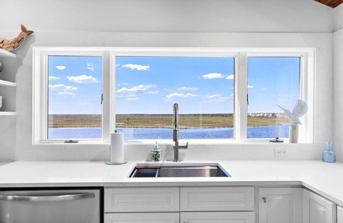Beach Haven West Casa | Sun-Kissed Beach House: Your Off-Season Waterfront