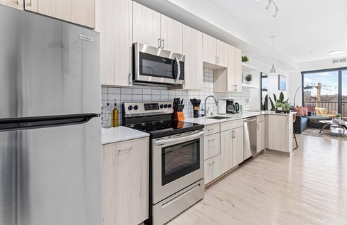 Uptown Apartamento | Sun-Kissed Cityscape mins to DT w Gym, BBQ Rooftop