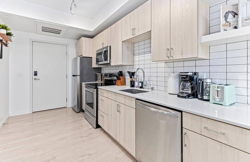 Uptown Apartamento | Sun-Kissed Cityscape mins to DT w Gym, BBQ Rooftop
