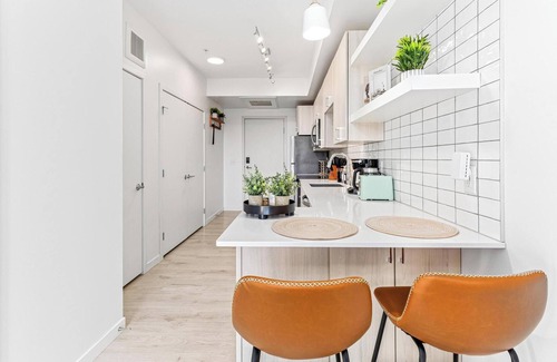 Uptown Apartamento | Sun-Kissed Cityscape mins to DT w Gym, BBQ Rooftop