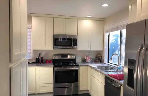 Walnut Creek Casa | Sun-Lit 2-Story Gem: Luxe Beds-Heated Floor-Near Shops-Dining-Fun,Great for Fams