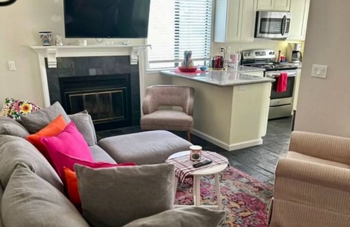 Walnut Creek Casa | Sun-Lit 2-Story Gem: Luxe Beds-Heated Floor-Near Shops-Dining-Fun,Great for Fams